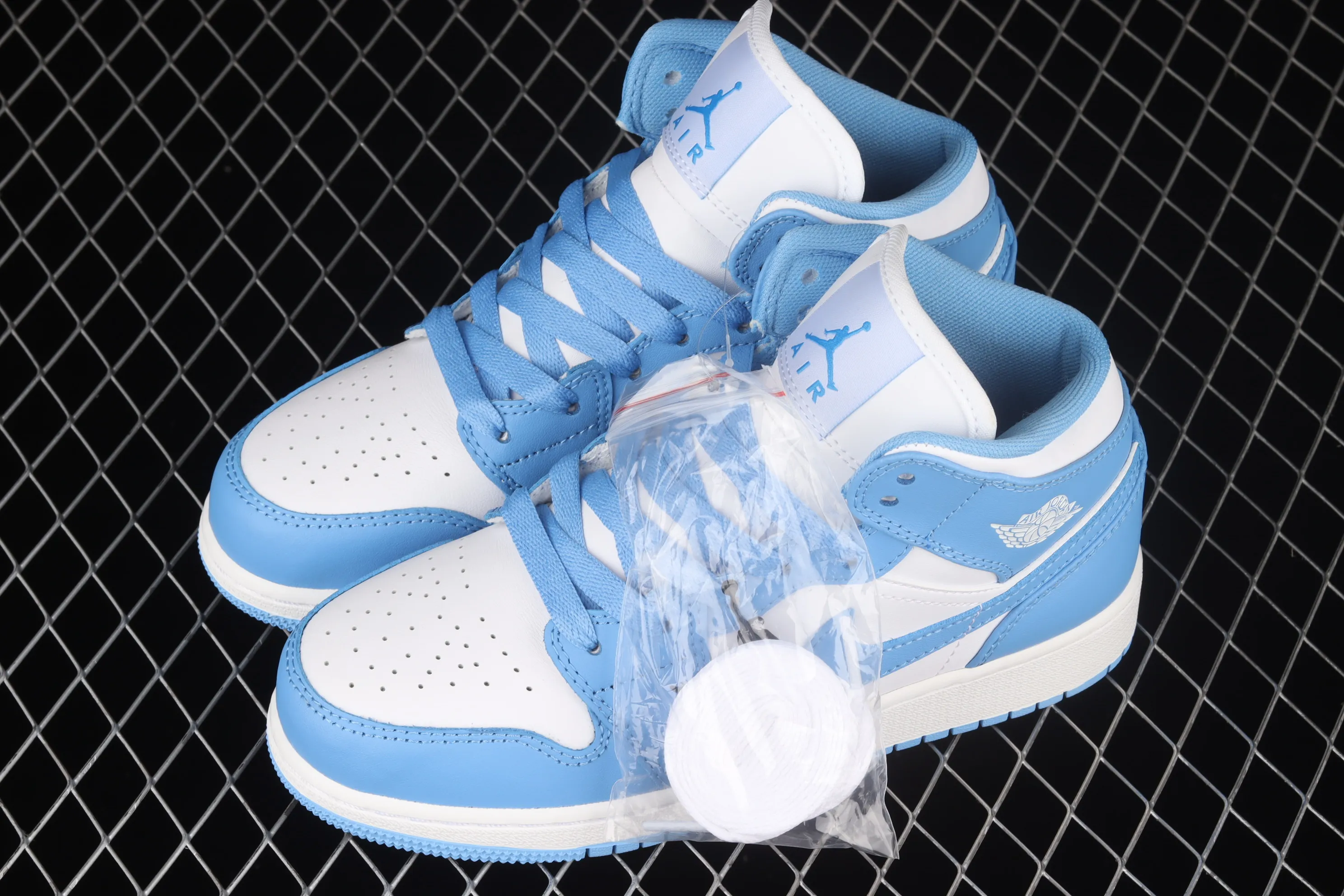 All categories Air Jordan Jordan series basketball shoes Air Jordan 1 Mid G version pure original Air Jordan 1 Mid AJ1 Joe 1 North Carolina blue China basketball shoes 554725-106